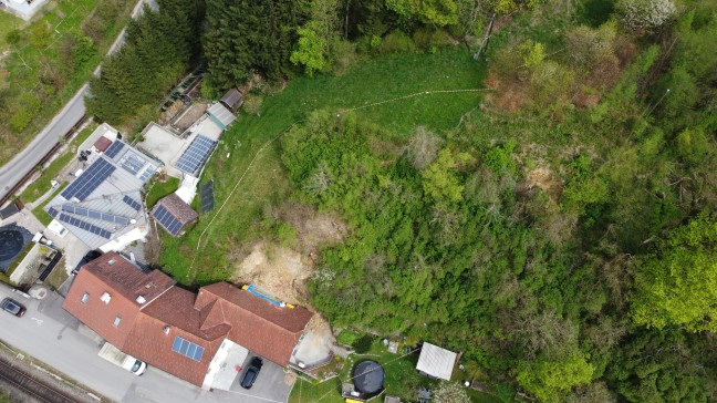 Felssturz: Felsbrocken und Gerll auf Wohnhaus in Ottensheim gestrzt