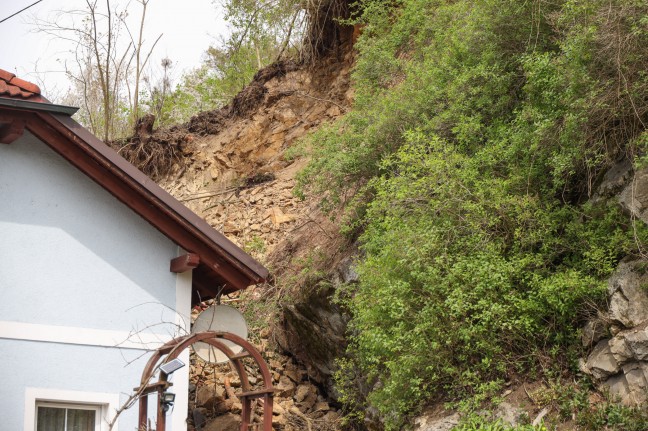 Felssturz: Felsbrocken und Gerll auf Wohnhaus in Ottensheim gestrzt