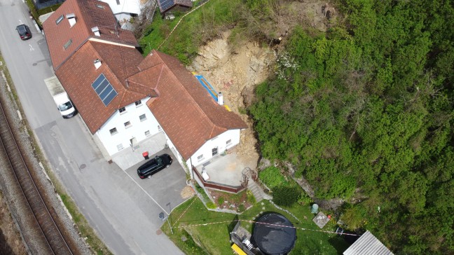 Felssturz: Felsbrocken und Gerll auf Wohnhaus in Ottensheim gestrzt