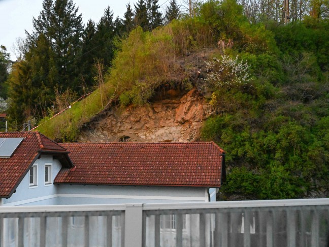 Felssturz: Felsbrocken und Geröll auf Wohnhaus in Ottensheim gestürzt