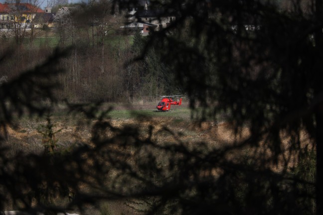 Verletzte Person mittels Taubergung aus Traun zwischen Roitham am Traunfall und Rstorf gerettet