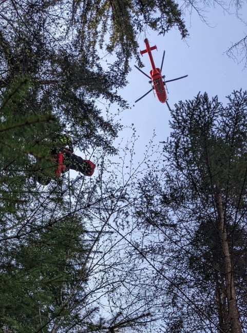 Verletzte Person mittels Taubergung aus Traun zwischen Roitham am Traunfall und Rstorf gerettet