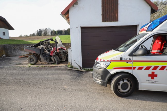 Quad kracht gegen Garagenmauer: Zwei Schwerstverletzte bei folgenschwerem Unfall in Prambachkirchen