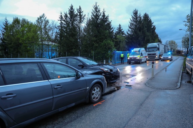 Kreuzungsunfall zwischen zwei PKW in Marchtrenk fordert zwei Verletzte