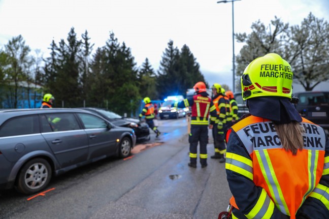 Kreuzungsunfall zwischen zwei PKW in Marchtrenk fordert zwei Verletzte