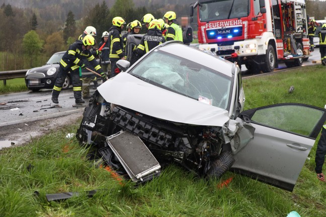 Schwerer Crash auf Salzkammergutstraße bei Regau fordert zwei Schwerverletzte