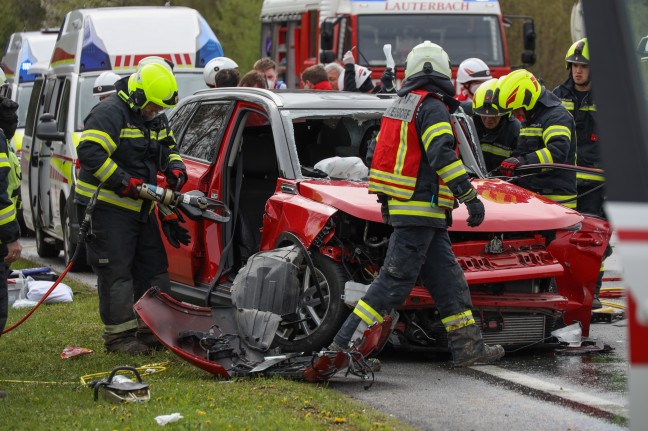 Drei teils Schwerverletzte bei Crash auf Pyhrnpass Straße in Inzersdorf im Kremstal