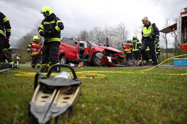 Drei teils Schwerverletzte bei Crash auf Pyhrnpass Straße in Inzersdorf im Kremstal