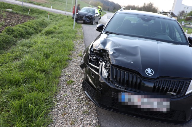 Aufräumarbeiten nach glimpflicher Kreuzungskollision in Bachmanning