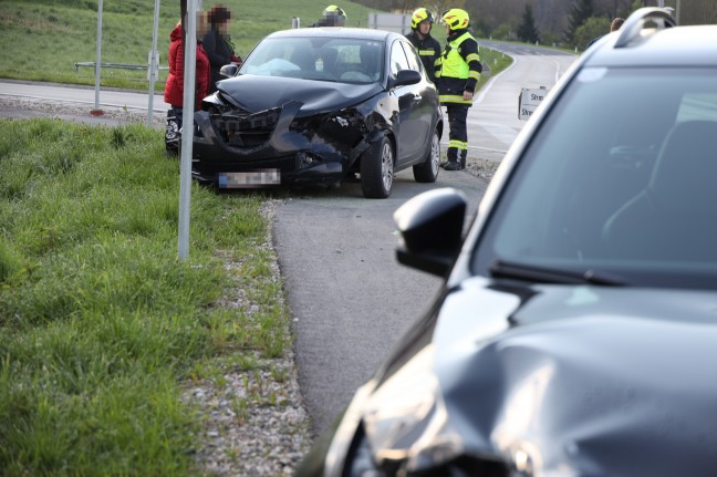 Aufräumarbeiten nach glimpflicher Kreuzungskollision in Bachmanning