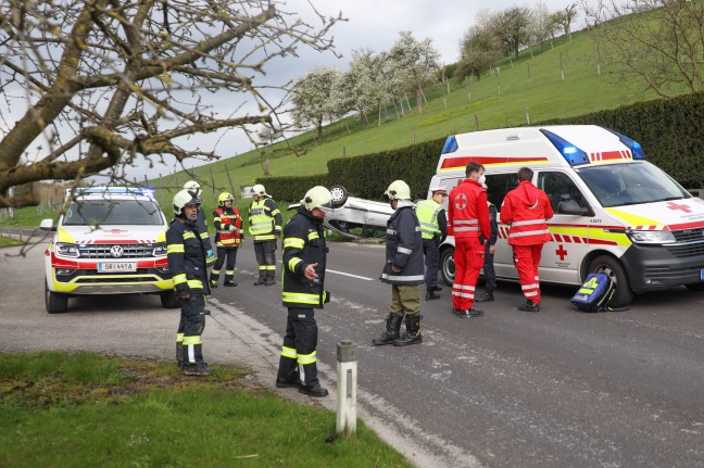 Auto nach Kollision mit Traktor in Pichl bei Wels überschlagen