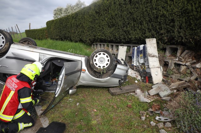 Auto nach Kollision mit Traktor in Pichl bei Wels berschlagen