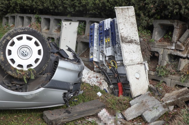 Auto nach Kollision mit Traktor in Pichl bei Wels überschlagen