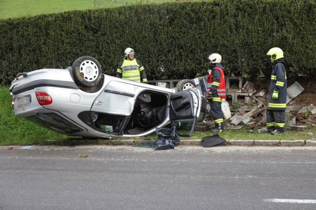 Auto nach Kollision mit Traktor in Pichl bei Wels überschlagen