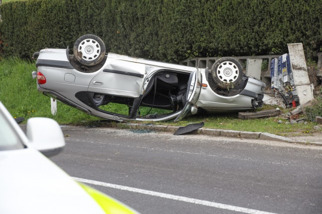 Auto nach Kollision mit Traktor in Pichl bei Wels überschlagen