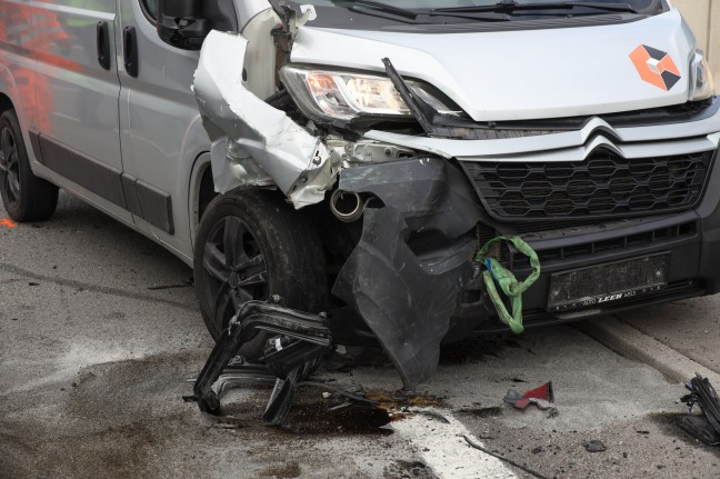 Auto regelrecht zerfetzt: Lenker übersteht Horrorcrash auf Welser Autobahn bei Wels leicht verletzt