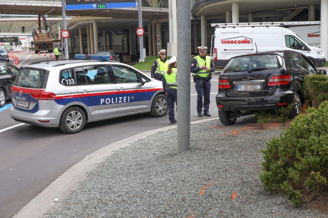 Tödlicher Unfall: Frau (57) bei Einkaufszentrum in Pasching von Auto überrollt