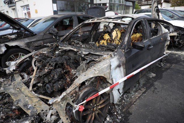 Drei Autos abgebrannt: Brandstiftung bei Fahrzeughandel in Ansfelden