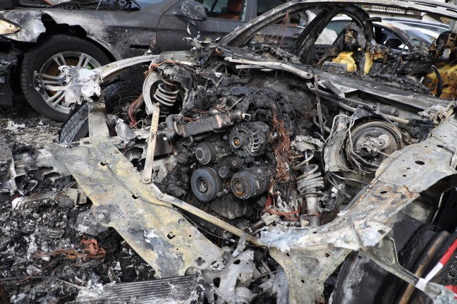 Drei Autos abgebrannt: Brandstiftung bei Fahrzeughandel in Ansfelden