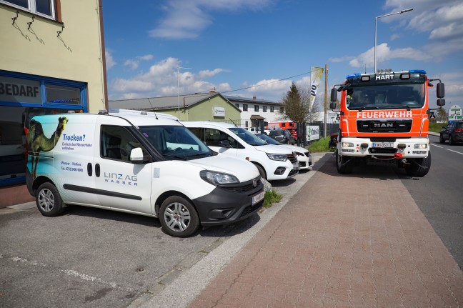 Asphalt eingebrochen: Wasserleitungsrohrbruch in Leonding löste Einsatz der Feuerwehr aus