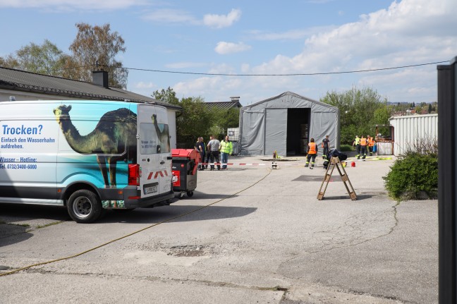 Asphalt eingebrochen: Wasserleitungsrohrbruch in Leonding löste Einsatz der Feuerwehr aus