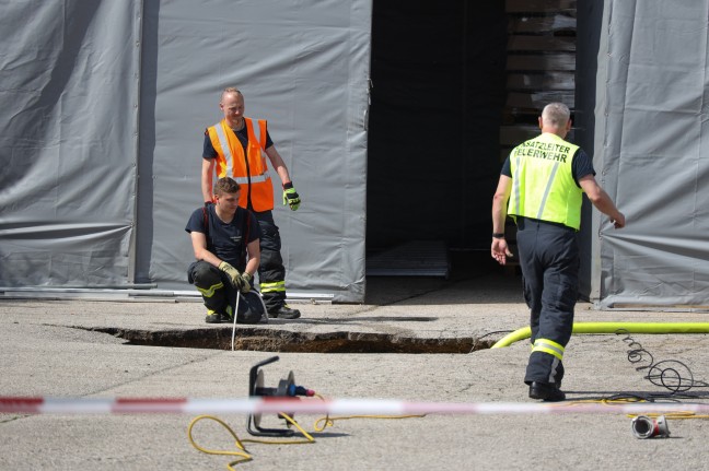 Asphalt eingebrochen: Wasserleitungsrohrbruch in Leonding lste Einsatz der Feuerwehr aus