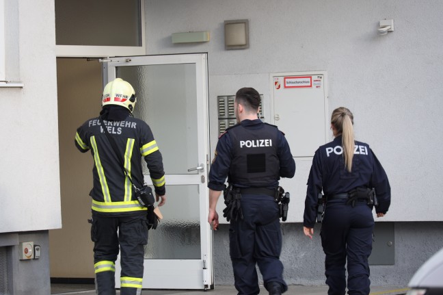 Kartonagen im Stiegenhaus eines Mehrparteienwohnhauses in Wels-Lichtenegg in Brand gesetzt