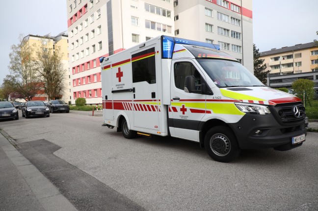 Kartonagen im Stiegenhaus eines Mehrparteienwohnhauses in Wels-Lichtenegg in Brand gesetzt