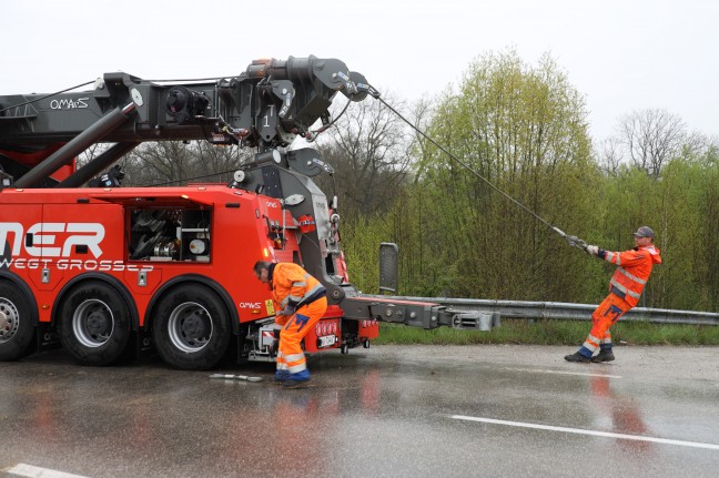 LKW-Sattelzug in Steinerkirchen an der Traun in Feld gefahren