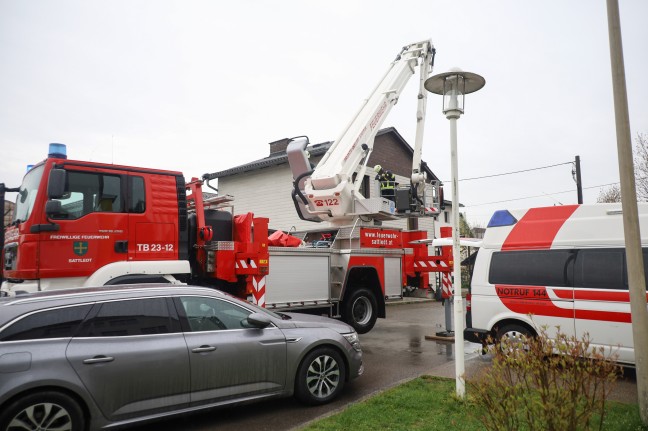 Personenrettung in Sattledt: Verletzte Person mittels Teleskopmastbhne der Feuerwehr gerettet