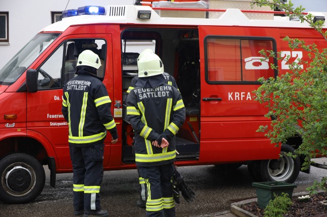 Personenrettung in Sattledt: Verletzte Person mittels Teleskopmastbühne der Feuerwehr gerettet