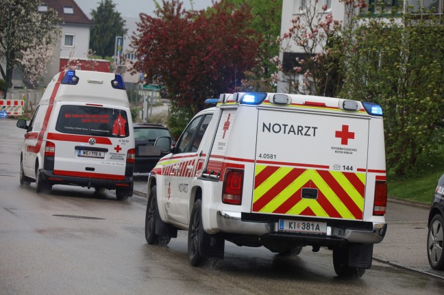 Personenrettung in Sattledt: Verletzte Person mittels Teleskopmastbühne der Feuerwehr gerettet