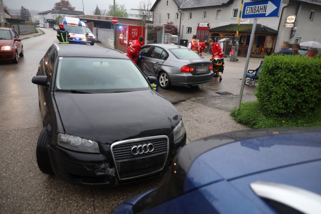 Menschenrettung nach Kreuzungscrash mit zwei beteiligten PKW in Wels-Pernau