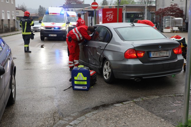 Menschenrettung nach Kreuzungscrash mit zwei beteiligten PKW in Wels-Pernau