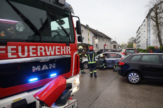 Menschenrettung nach Kreuzungscrash mit zwei beteiligten PKW in Wels-Pernau