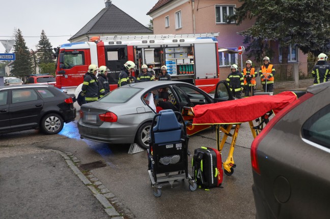 Menschenrettung nach Kreuzungscrash mit zwei beteiligten PKW in Wels-Pernau