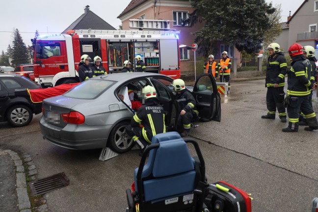 Menschenrettung nach Kreuzungscrash mit zwei beteiligten PKW in Wels-Pernau