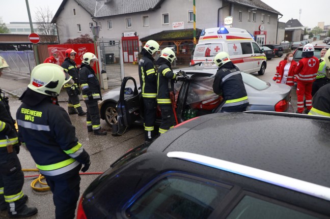 Menschenrettung nach Kreuzungscrash mit zwei beteiligten PKW in Wels-Pernau