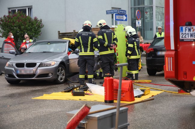 Menschenrettung nach Kreuzungscrash mit zwei beteiligten PKW in Wels-Pernau