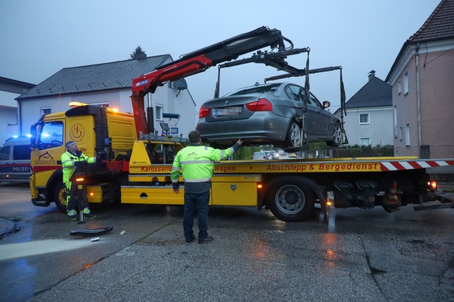 Menschenrettung nach Kreuzungscrash mit zwei beteiligten PKW in Wels-Pernau