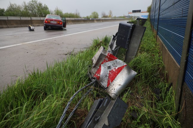 Auto auf Westautobahn bei Sattledt gegen Anpralldmper geprallt