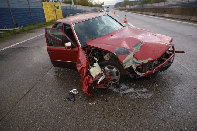 Auto auf Westautobahn bei Sattledt gegen Anpralldmper geprallt