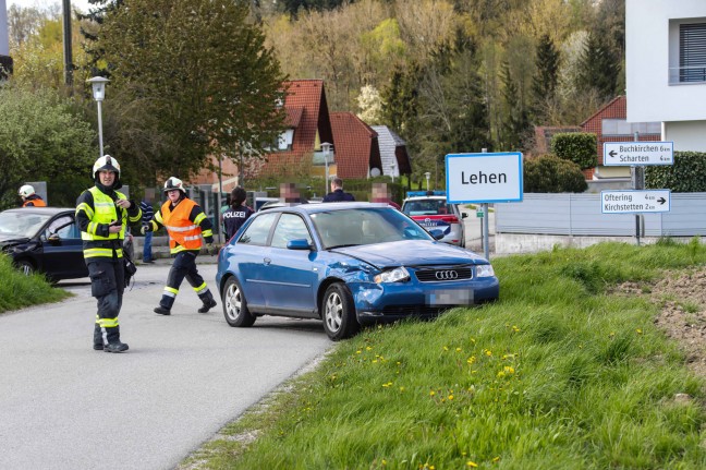 Kreuzungsunfall zwischen zwei PKW in Holzhausen