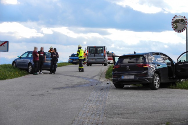 Kreuzungsunfall zwischen zwei PKW in Holzhausen