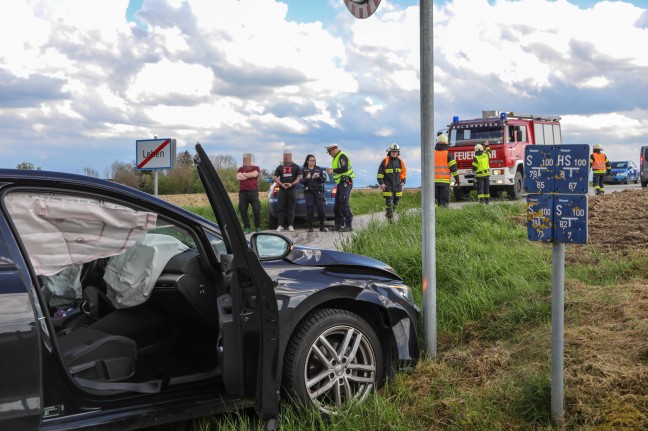 Kreuzungsunfall zwischen zwei PKW in Holzhausen