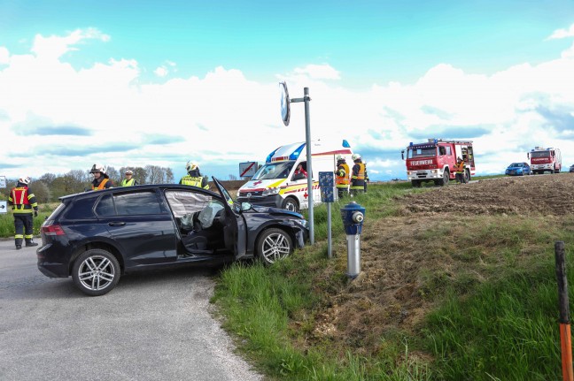 Kreuzungsunfall zwischen zwei PKW in Holzhausen