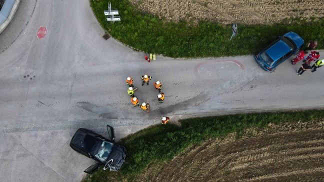 Kreuzungsunfall zwischen zwei PKW in Holzhausen