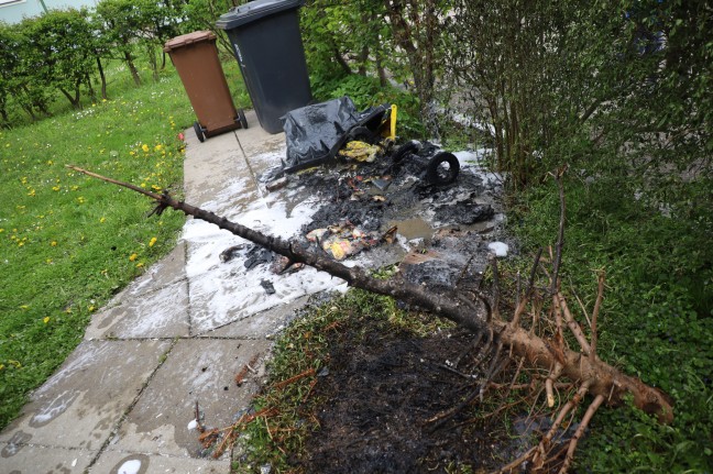 Brand einer Altpapiertonne samt versp�tetem Christbaumbrand in Wels-Vogelweide