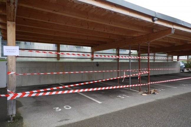 Postauto brachte Carport einer Wohnanlage in Kirchdorf an der Krems zum Einsturz