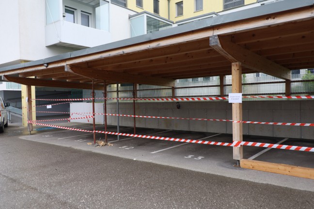 Postauto brachte Carport einer Wohnanlage in Kirchdorf an der Krems zum Einsturz